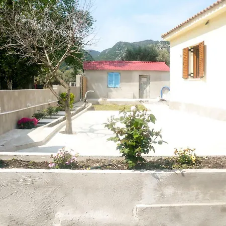 Lefkada Family Friendly House With Parking ,yard ニドリ