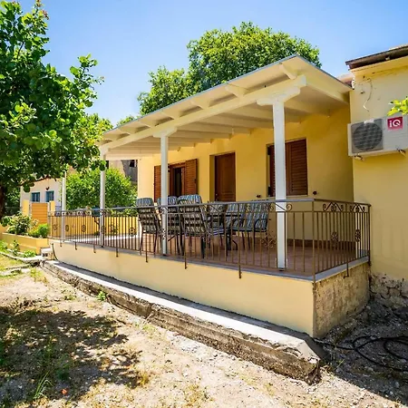 アパート Lefkada Family Friendly House With Parking ,yard
