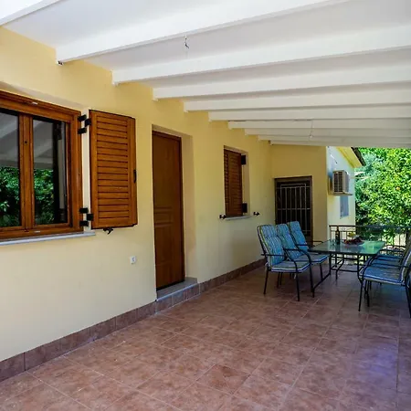 Lefkada Family Friendly House With Parking ,yard アパート ニドリ